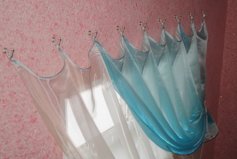 Tulle sur crochets au lieu de corniche classique