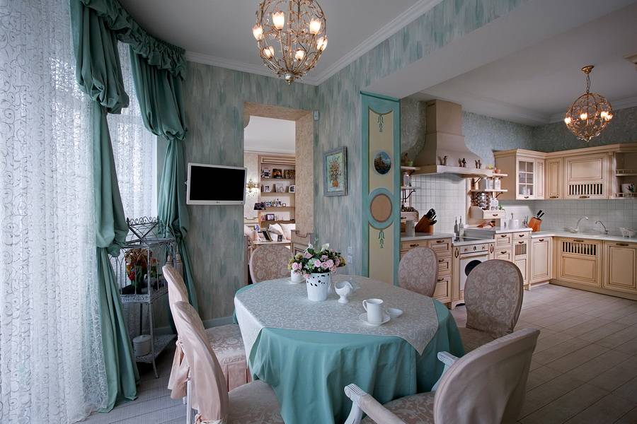 Intérieur de cuisine provençale avec tulle blanc