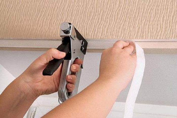 Fixation velcro pour le tulle avec une agrafeuse de construction
