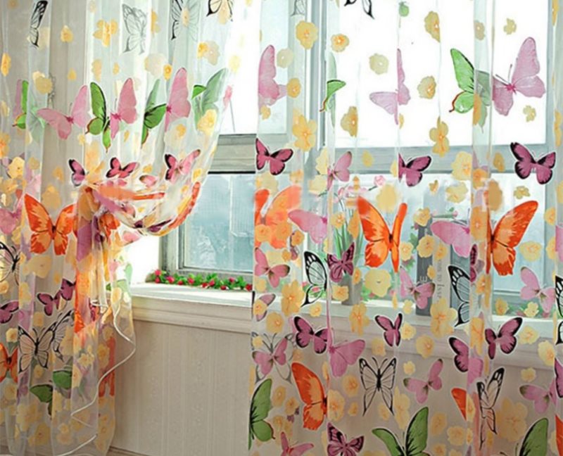 Papillons colorés sur tulle dans la chambre de la fille