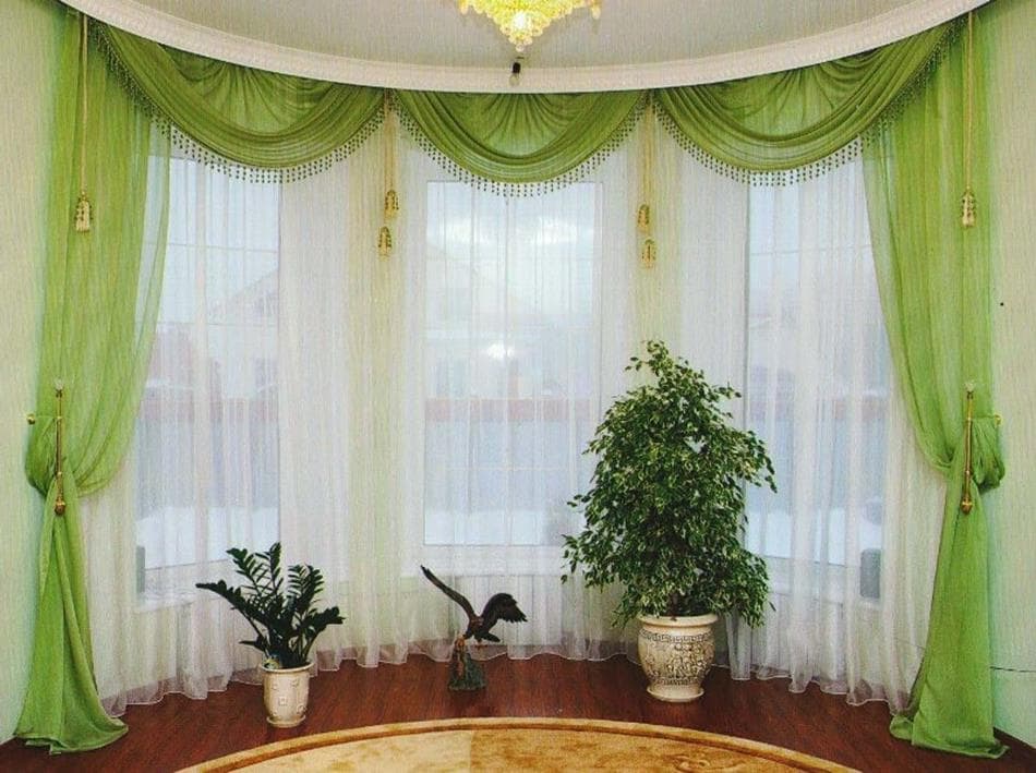 Heller Tüllvorhang mit Lambrequin auf dem Wohnzimmerfenster