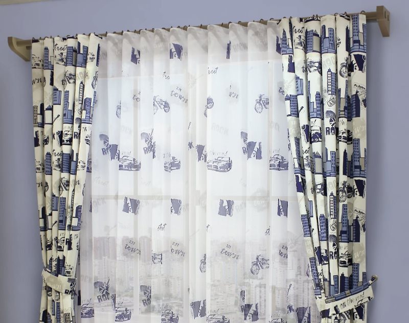 Motifs identiques sur le tulle et les rideaux