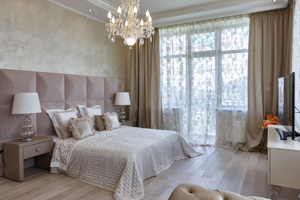Intérieur de la chambre avec tulle à fleurs basses