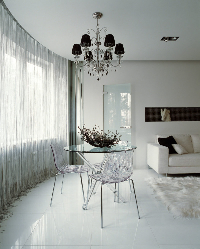 Tulle rectiligne dans un salon minimaliste