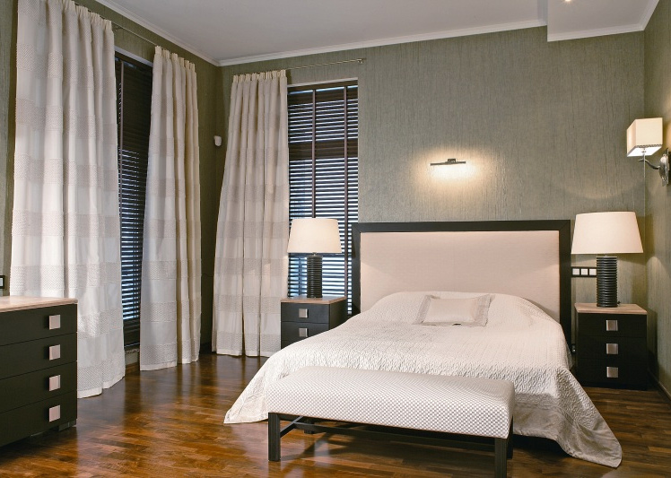 fenêtre d'angle dans la chambre