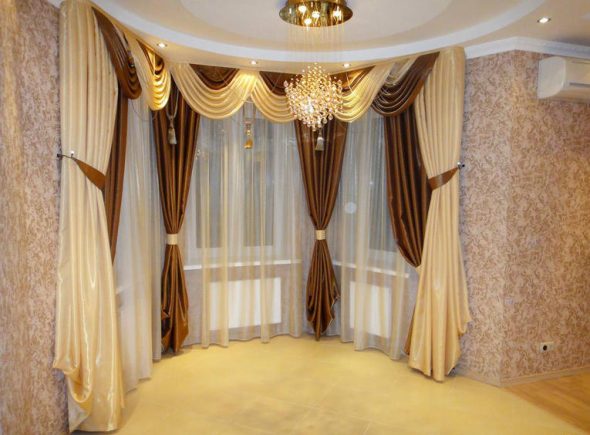 La fenêtre est décorée dans une version classique.