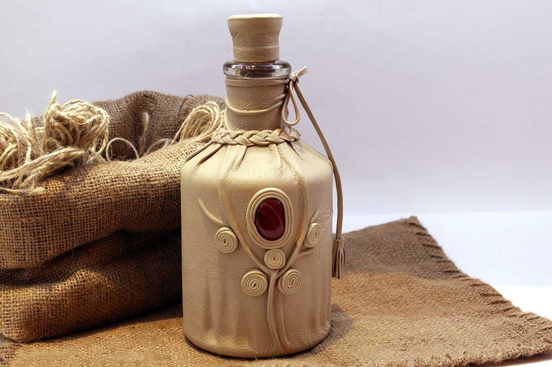 décor de bouteille en cuir