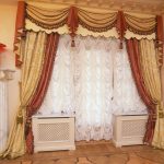 Tulle blanc aérien et rideaux bicolores avec un lambrequin combiné