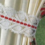 Rayure rouge sur dentelle blanche