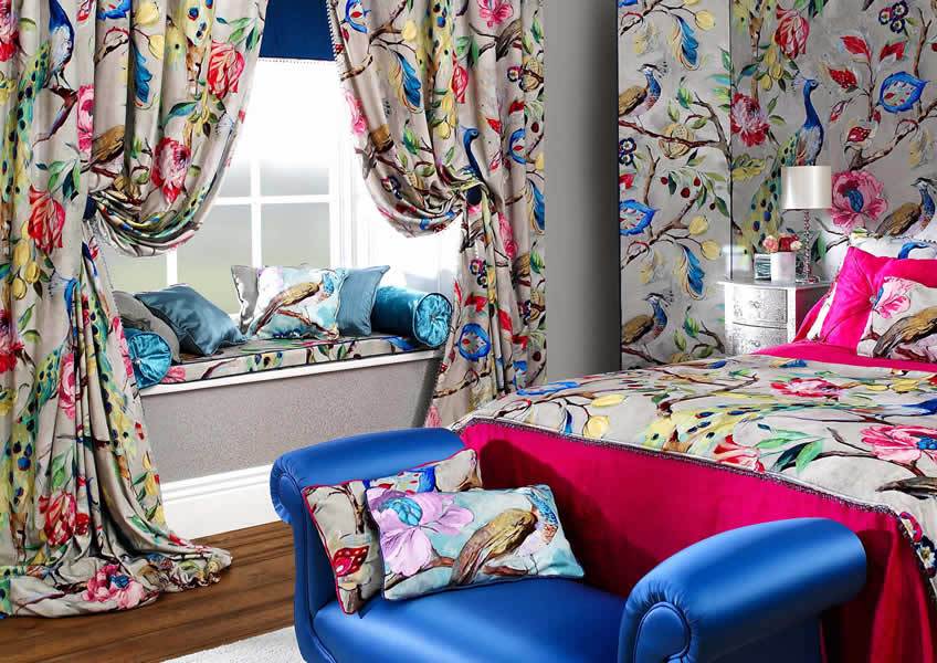 Intérieur de chambre avec de beaux rideaux dans un appartement familial pour jeunes