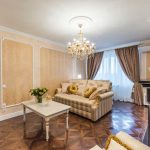 chambre avec rideaux de brocart