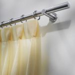 Tulle translucide sur les corniches tubulaires