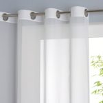 Tulle blanc avec oeillet