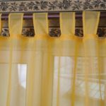 Tulle ancre sur la corniche avec des boucles