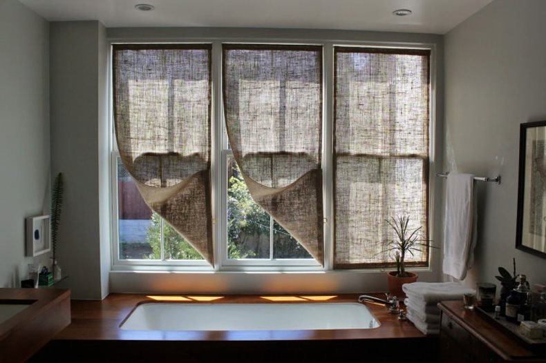 rideaux de jute dans la salle de bain