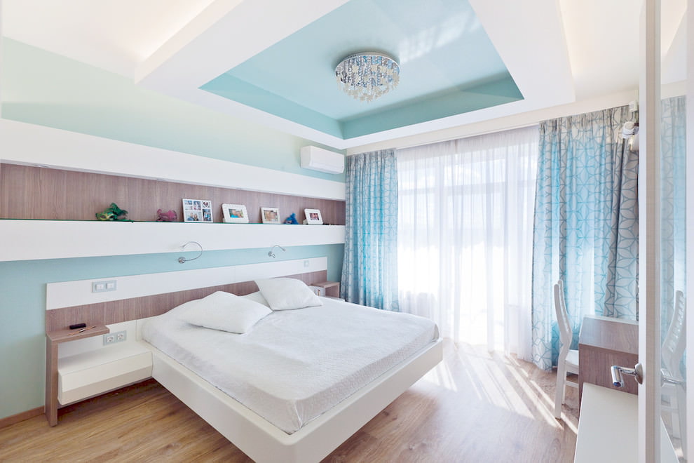 Rideaux avec motifs sur la fenêtre de la chambre avec lit blanc