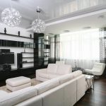 chambre noire et blanche avec des rideaux