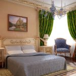 Rideaux verts et tulle blanc pour la fenêtre dans le coin de la chambre