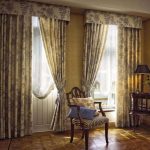 rideaux jacquard dans un petit salon