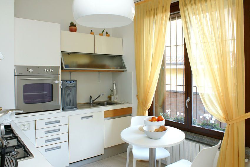 Tulle jaune à l'intérieur d'une cuisine moderne