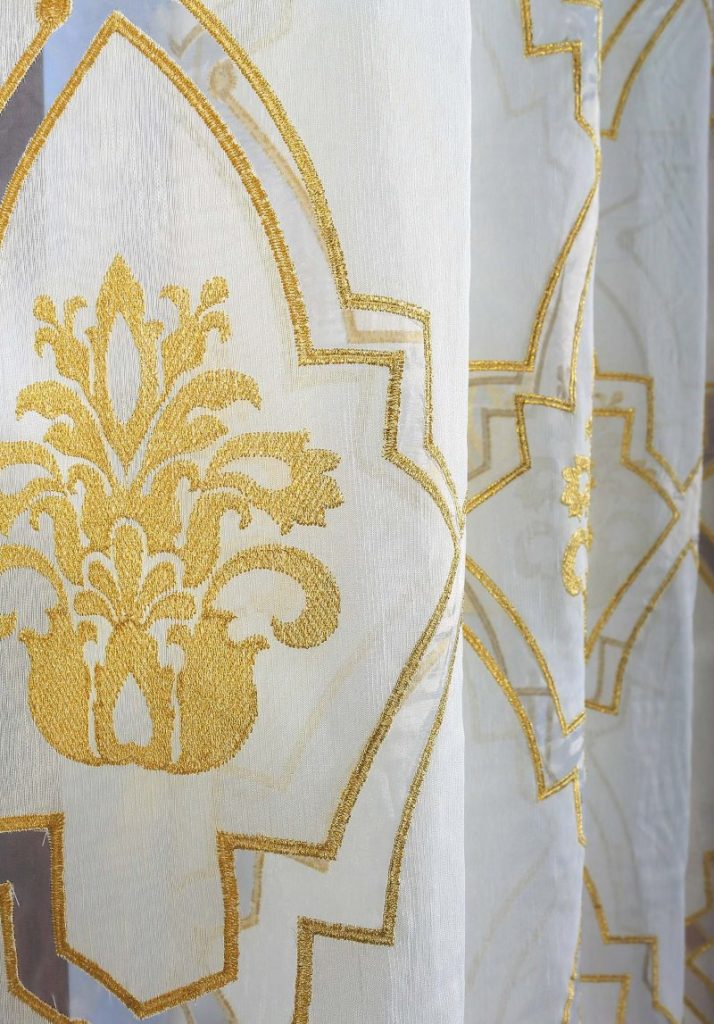 Broderie dorée sur tulle de lin