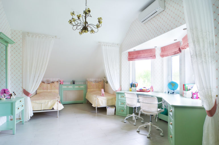 Rideaux de tulle sur les lits dans la chambre pour deux filles