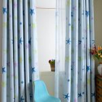 tulle dans la chambre d'enfant sur l'oeillet