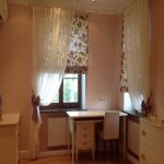 tulle dans la chambre d'enfant avec stores romains