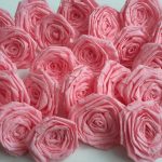 roses de serviettes de table avec leurs propres mains