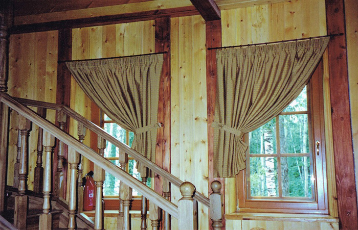 rideaux dans une maison en bois