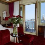 rideaux de la chambre avec balcon photo intérieure