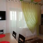 rideaux dans la chambre avec un enregistrement de photo de balcon