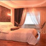 rideaux dans la chambre à coucher avec décoration de balcon