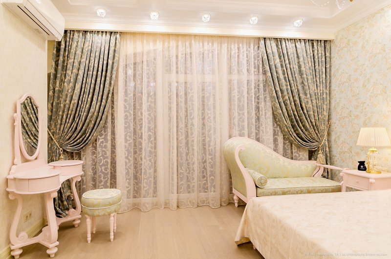 rideaux sur la fenêtre avec des idées de décoration de balcon