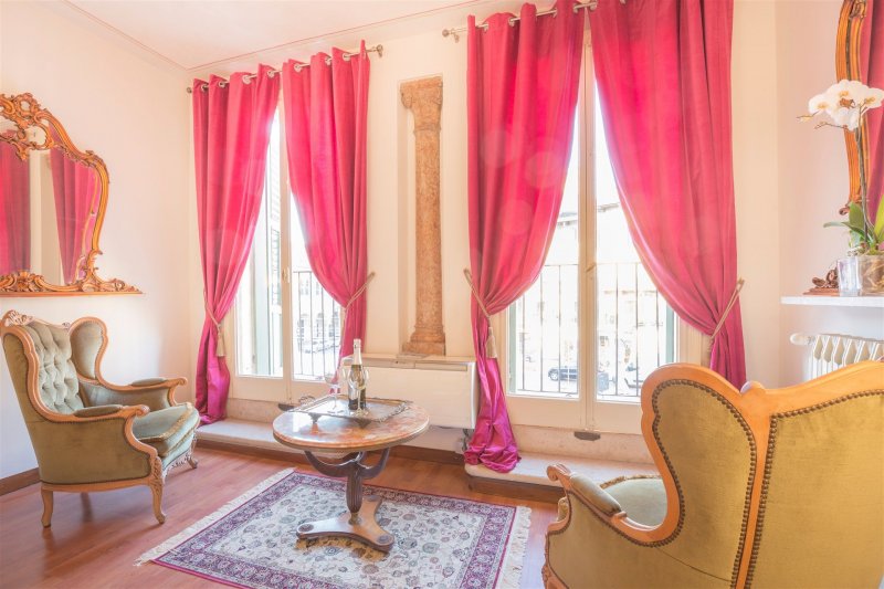 rideaux dans la chambre avec balcon