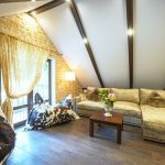 comment ourler des rideaux et du tulle dans le grenier
