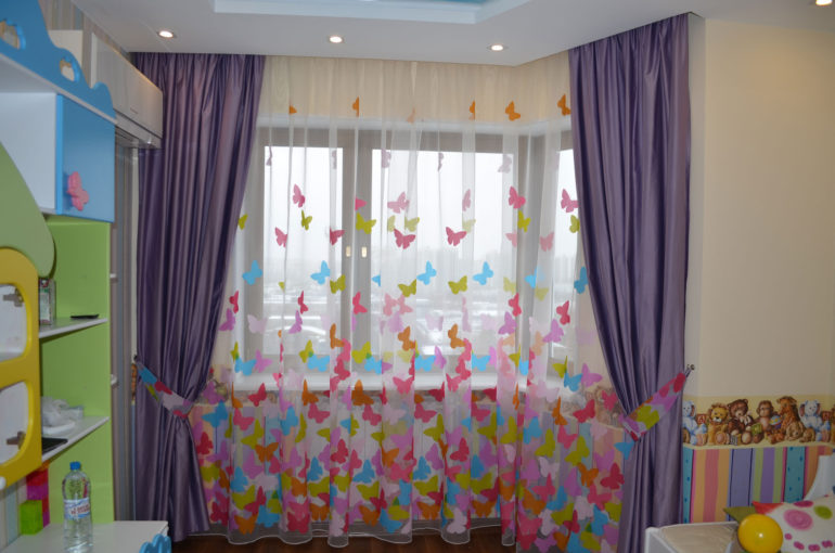 tulle avec des papillons dans la pépinière