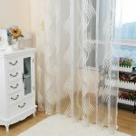 vải tuyn trắng như tuyết trên cửa sổ