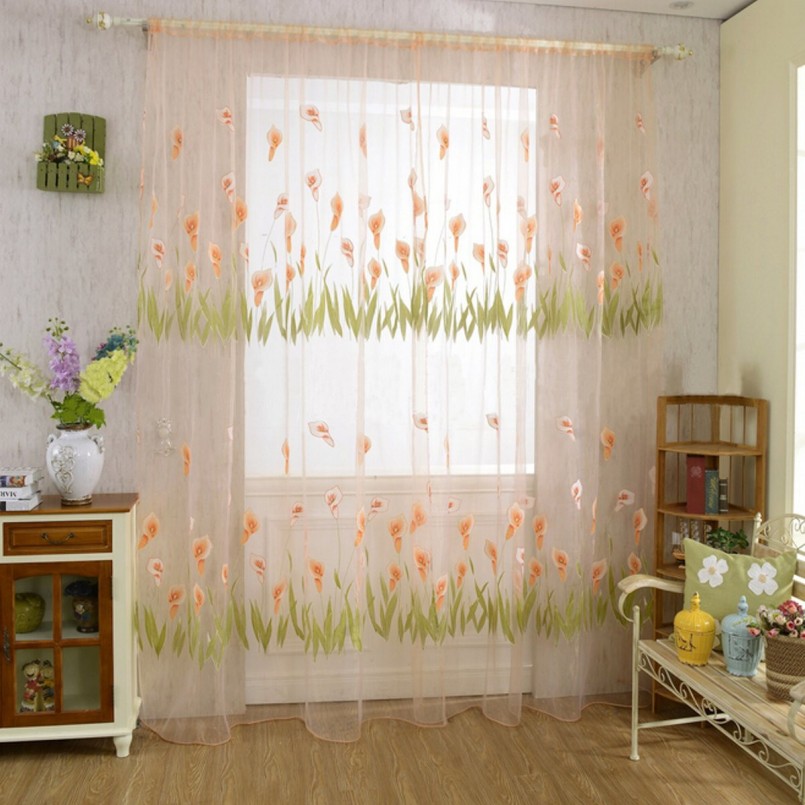 tulle sur les fenêtres avec des fleurs