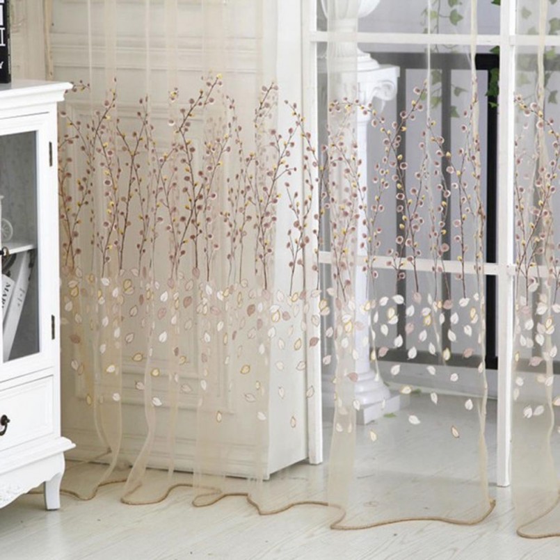 tulle avec des motifs sur les fenêtres