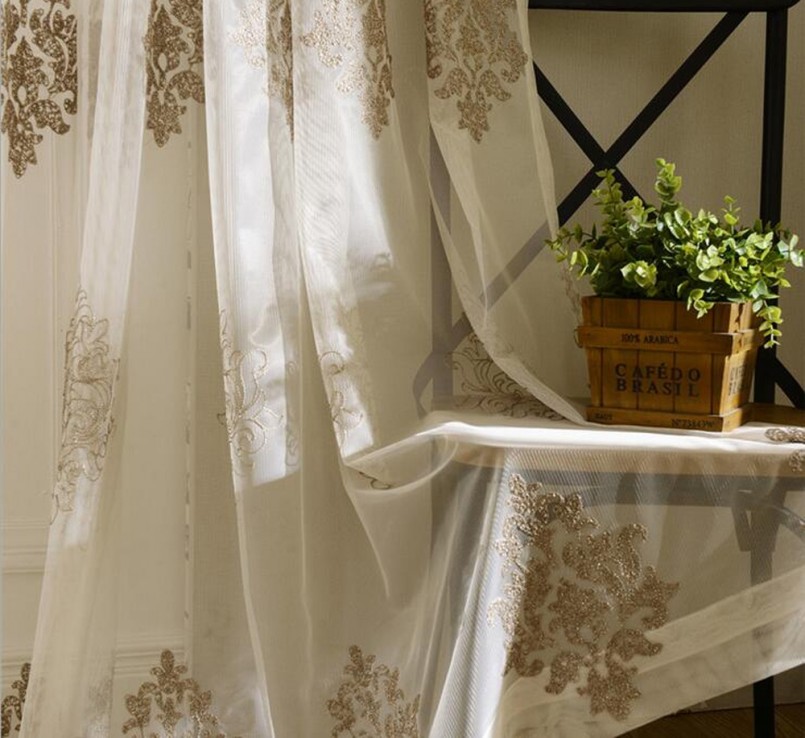 tulle sur les fenêtres avec un motif