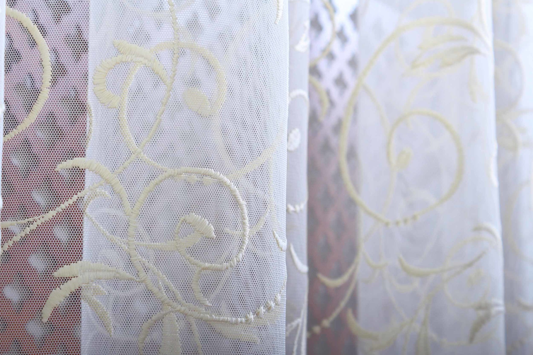 tulle aux fenêtres avec monogrammes