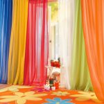 tulle dans la chambre d'enfant multicolore