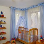 tulle dans la chambre d'enfant blanc bleu