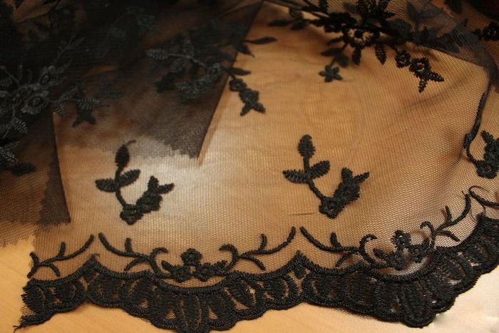 tulle hitam dengan sulaman