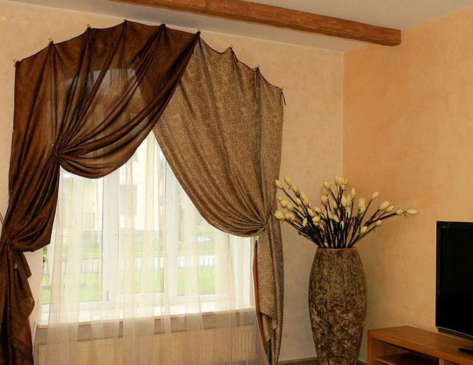 décoration de fenêtre avec des rideaux sans avant-toit