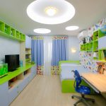 tulle dans la chambre d'enfant avec rideaux bleus