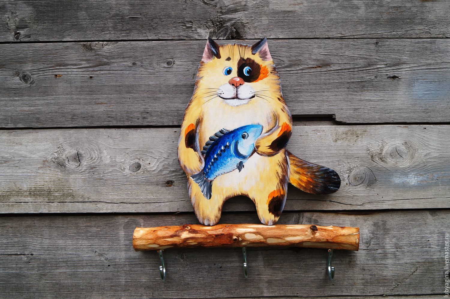 ama de casa gato con pescado