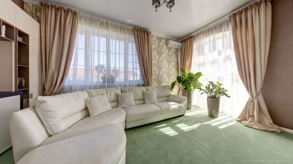 rideaux dramatiques dans le salon