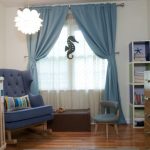 tulle dans la chambre d'enfant avec des rideaux